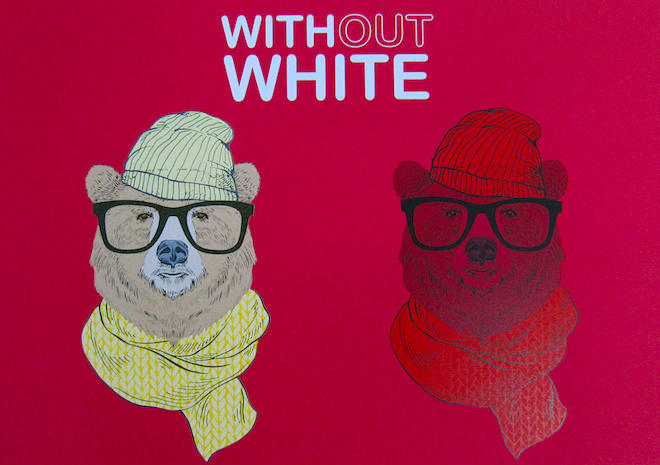 ホワイトトナーを下刷りした熊（左）と4色印刷の熊