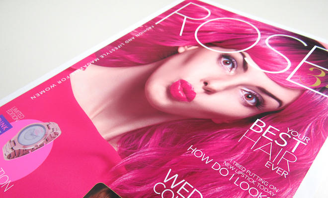 蛍光色の髪色やドレスに「ピンク」を使用することでキャッチーな雑誌の表紙デザインが可能