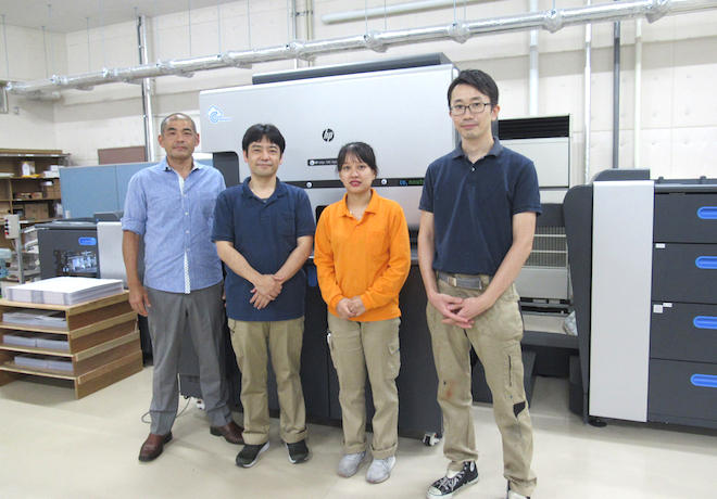 左から、川瀬社長、加藤工場長、研修生のジェウさん、オフセットリーダーの久野氏