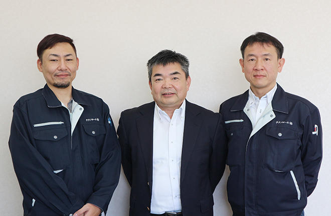源浩幸取締役（中央）、小山部長代理（右）、戸口課長