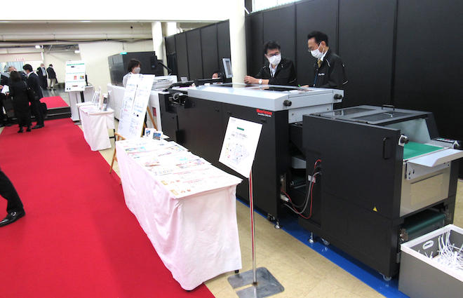 先頃開催された「HSSF2023 in 東京」ではホリゾン製の後加工機をインライン接続