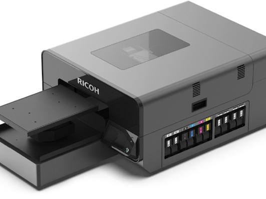リコー、前処理不要で印刷可能なガーメントプリンター「RICOH Ri