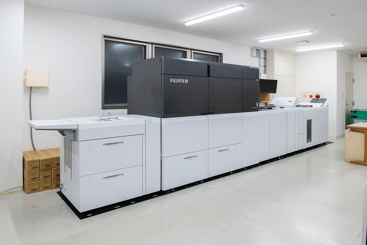 PC1120には静電気除去装置を装備。フィルム系素材の出力時の作業性が大幅に向上