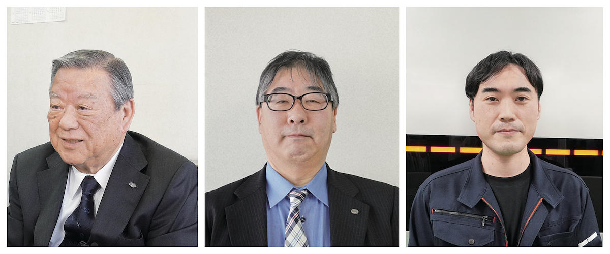 左から横内名誉会長、三上副工場長、坂井氏