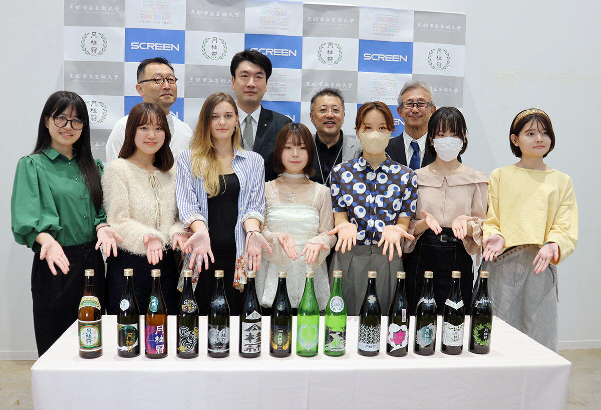 13名の学生がそれぞれ日本酒のラベルをデザイン
