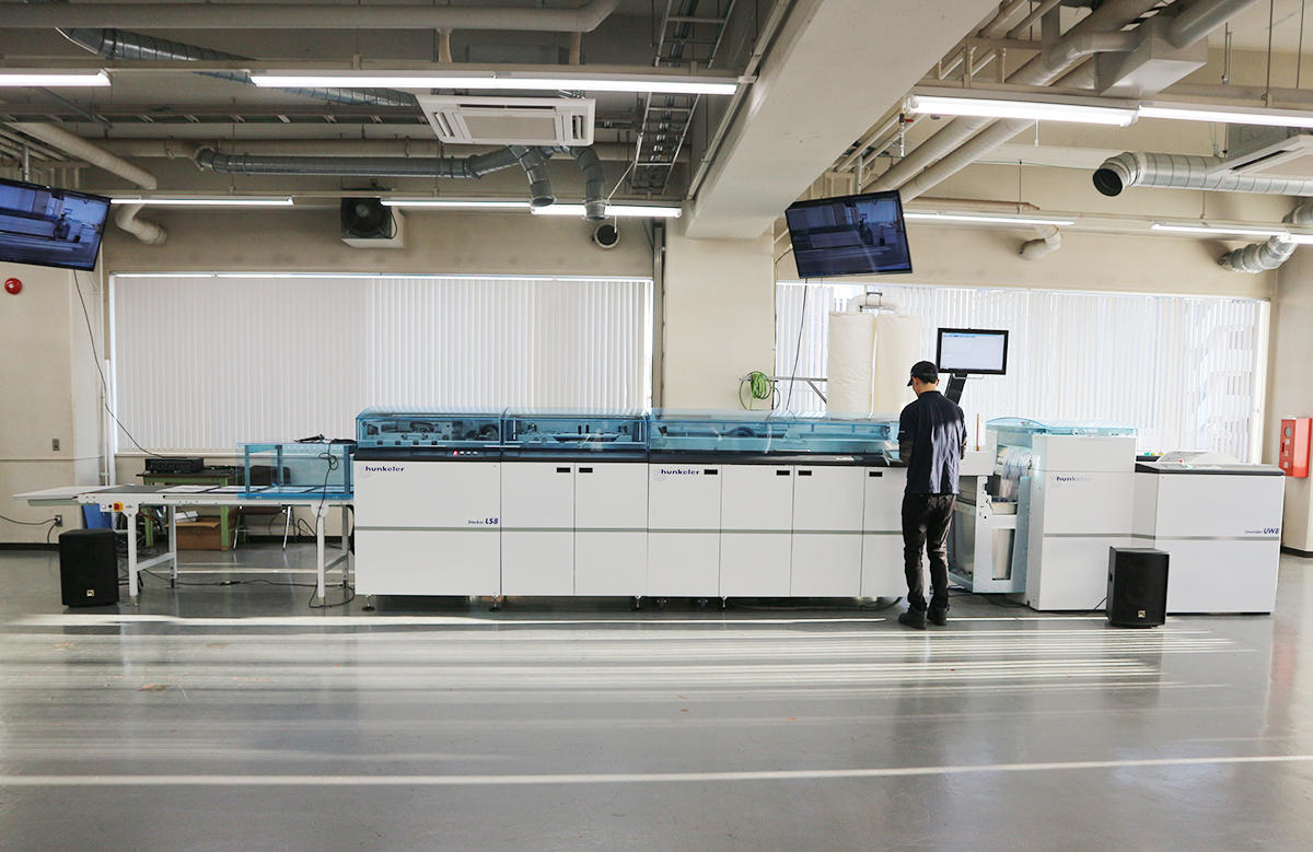 ショールームに設置されたHunkelerロールtoスタックデジタル加工機