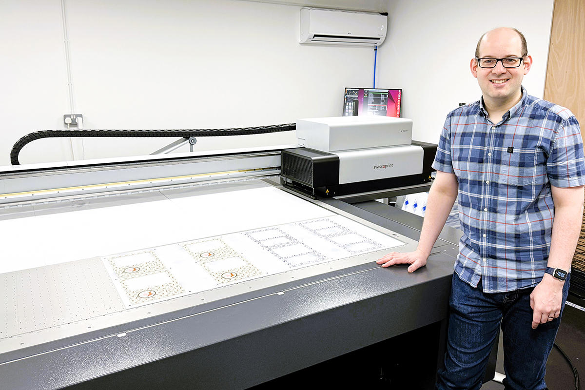 Pip n Chip社のCraig Wanstall氏は、ビジネスニーズに合わせて成⻑できるswissQprint のフラットベッドプリンタを⾼く評価