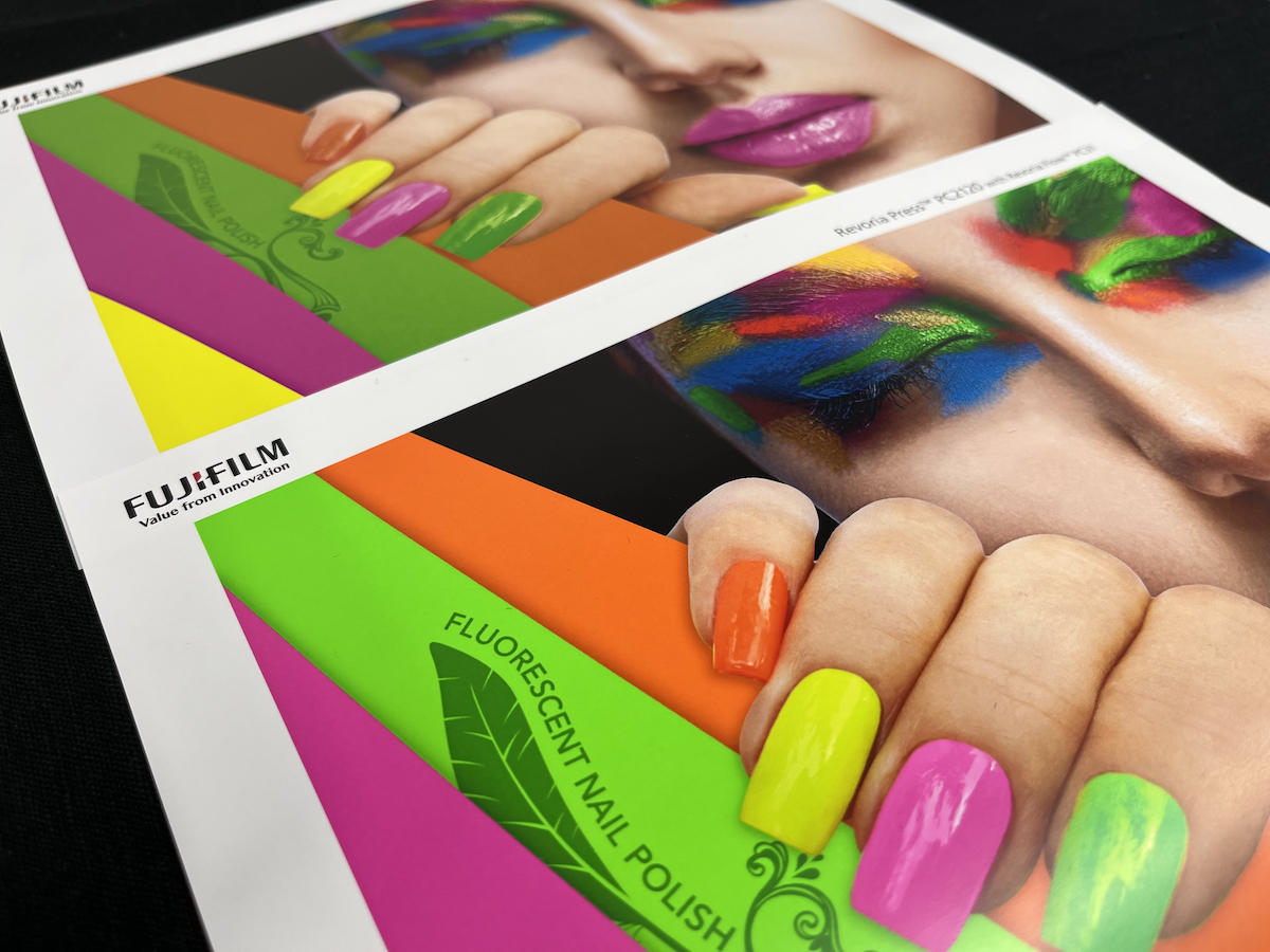 CMYK+ピンク+グリーンの6色で印刷したサンプル(手前)とCMYKの4色で印刷したサンプル