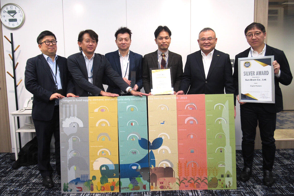 表彰式で記念撮影