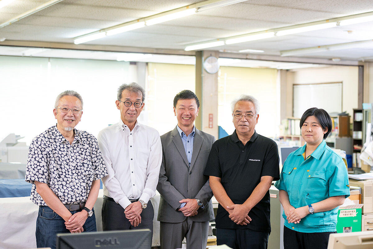 左から江幡社長、後藤常務、若菜取締役、髙信氏、石間課長補佐