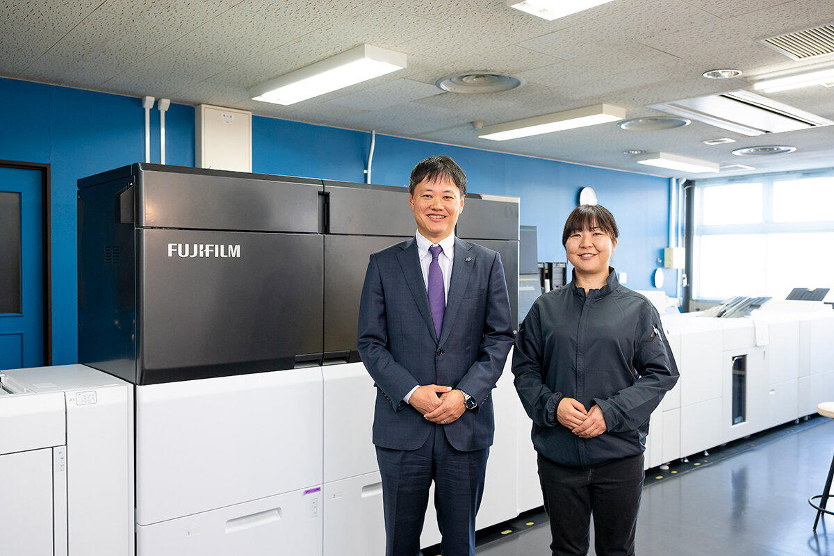 西山取締役（左）と井上グループ長